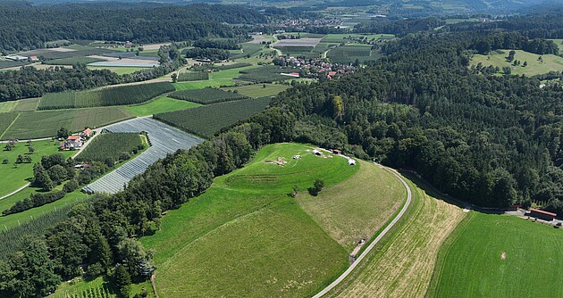  Übersicht über die Lenensburg mit Blick nach Nordosten Richtung Argen- und Schussental.