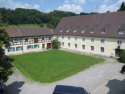 Eberhardzell, Zehntscheuer mit Platz vor der Sanierung