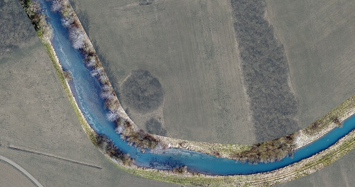 Luftaufnahme des Gewässers Blau