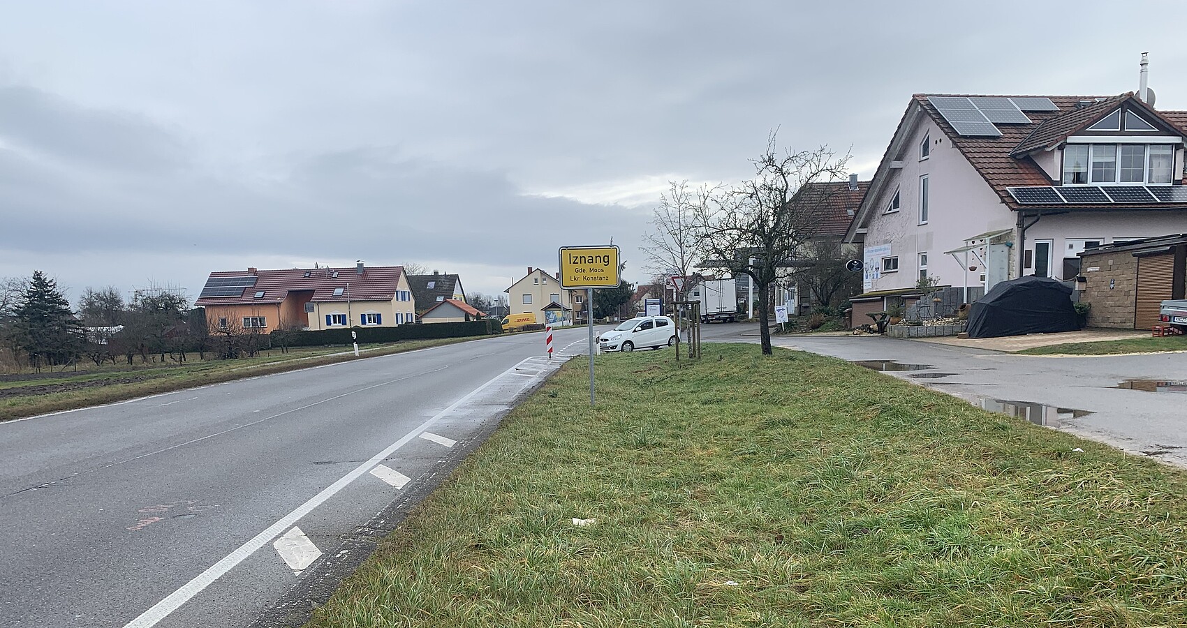 Straße am Eingang des Ortes Iznang (Kreis Konstanz)