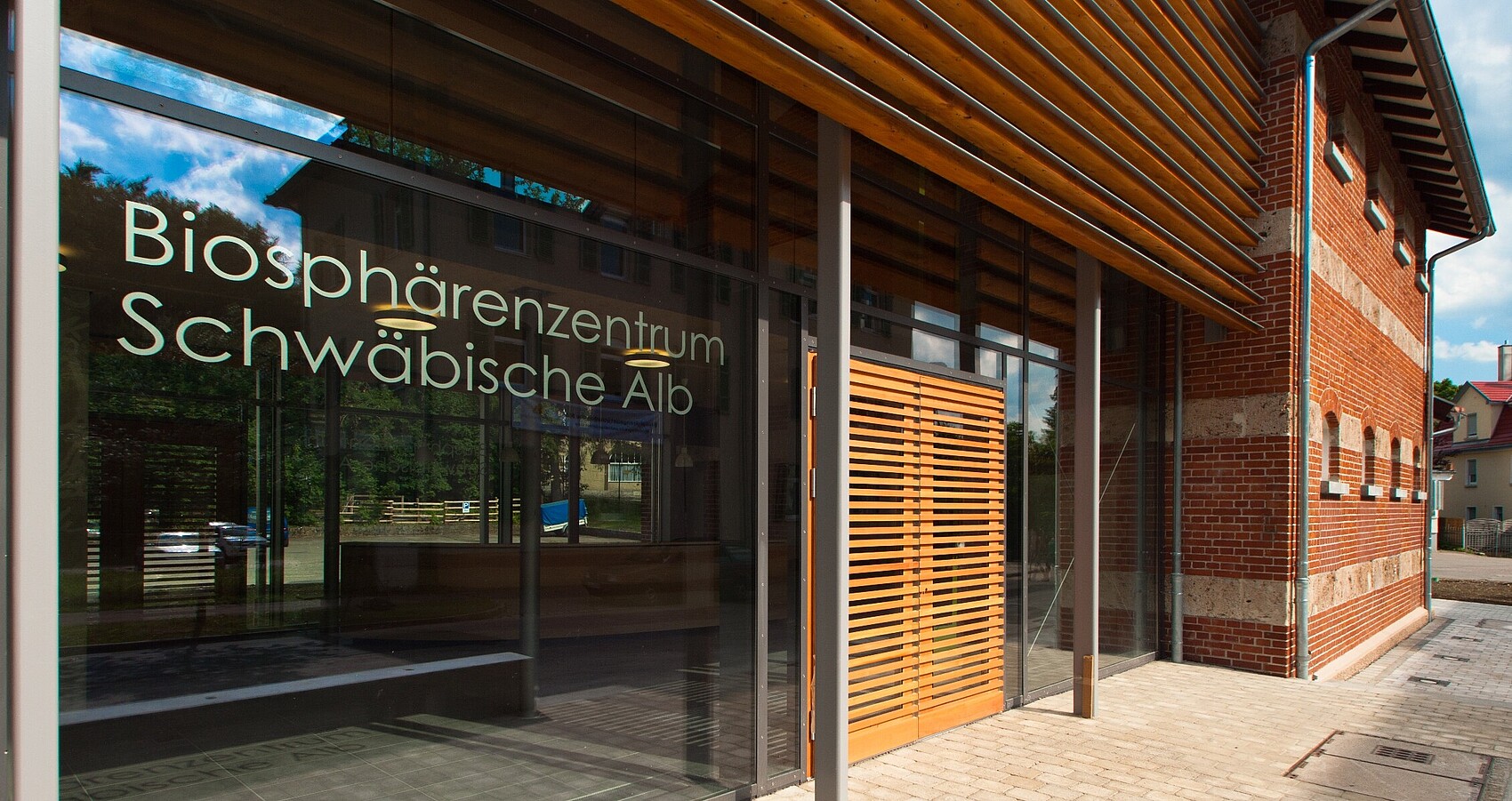 Eingangsbereich des Gebäudes Biosphärenzentrum Schwäbische Alb