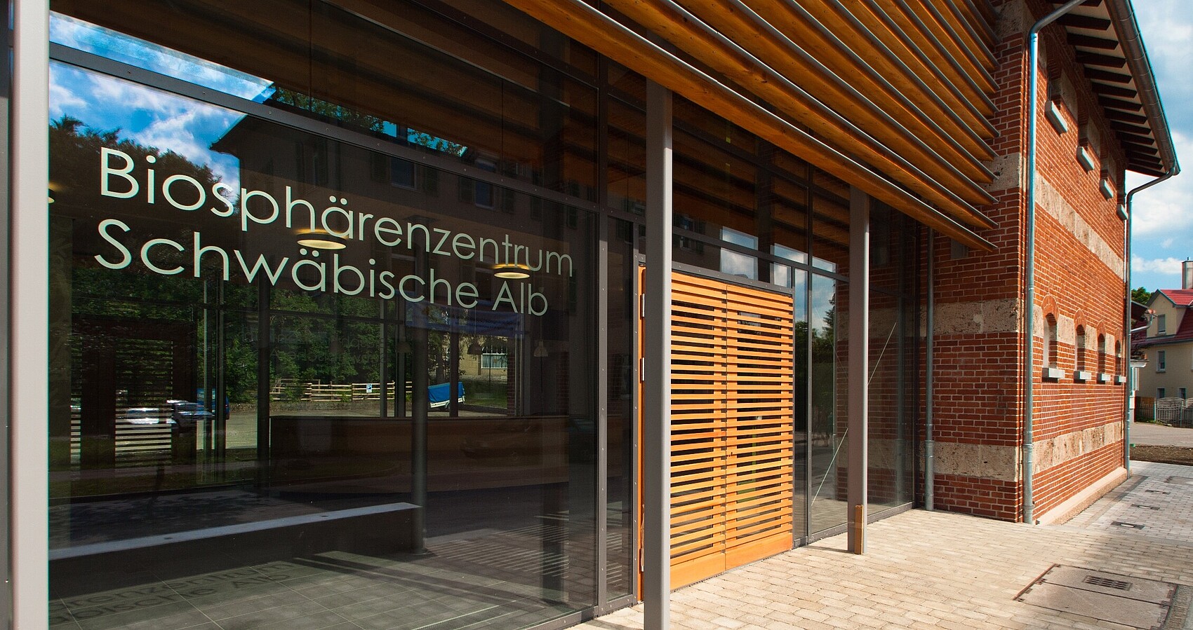 Eingangsbereich des Gebäudes Biosphärenzentrum Schwäbische Alb