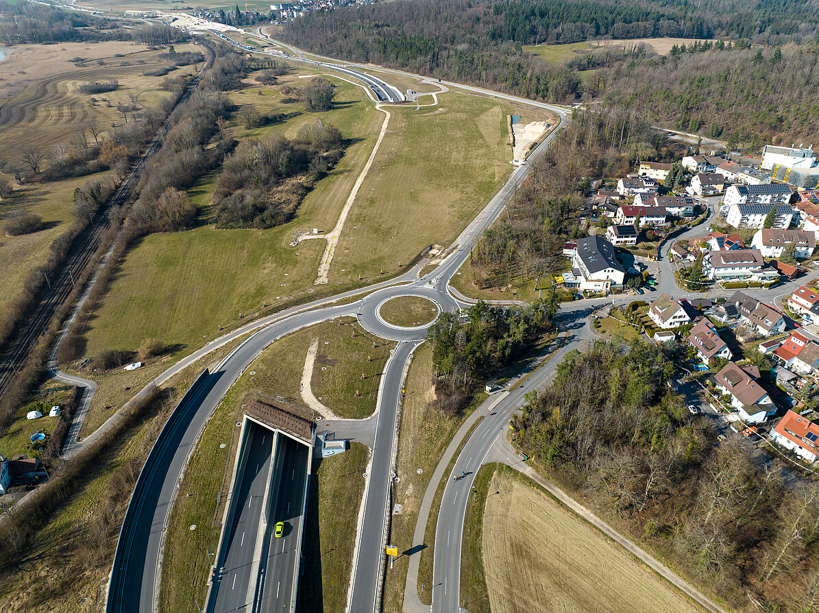 Bildmitte: Tunnel Waldsiedlung; rechts: Ortsteil Reichenau-Waldsiedlung