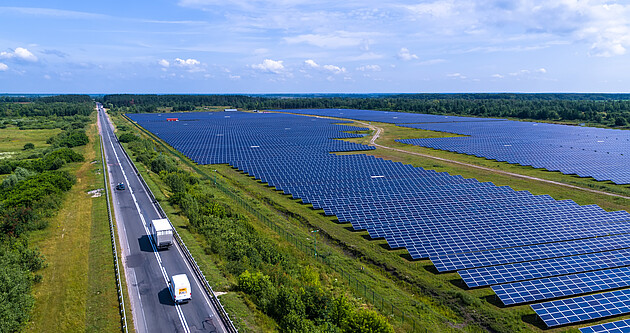 Solarpark an einer Autobahn