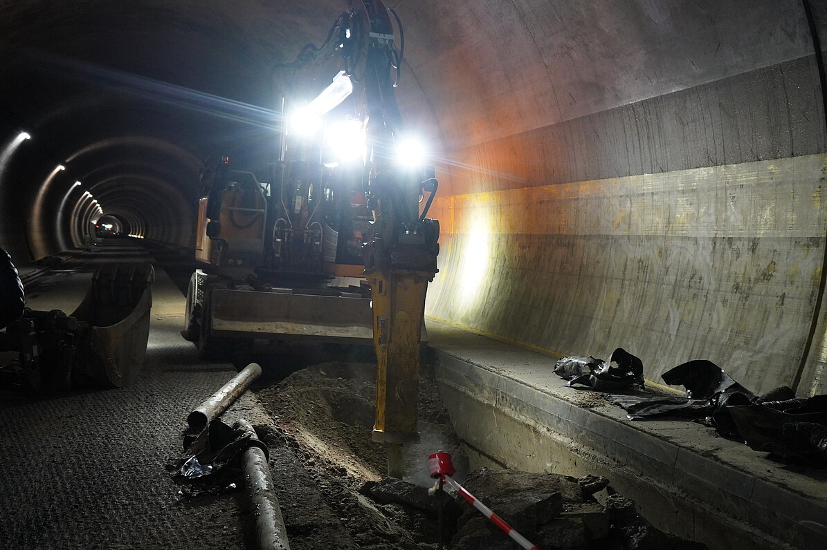 Nach der Entkernung des Sommerbergtunnels kann die Löschwasserleitung ausgebaut werden