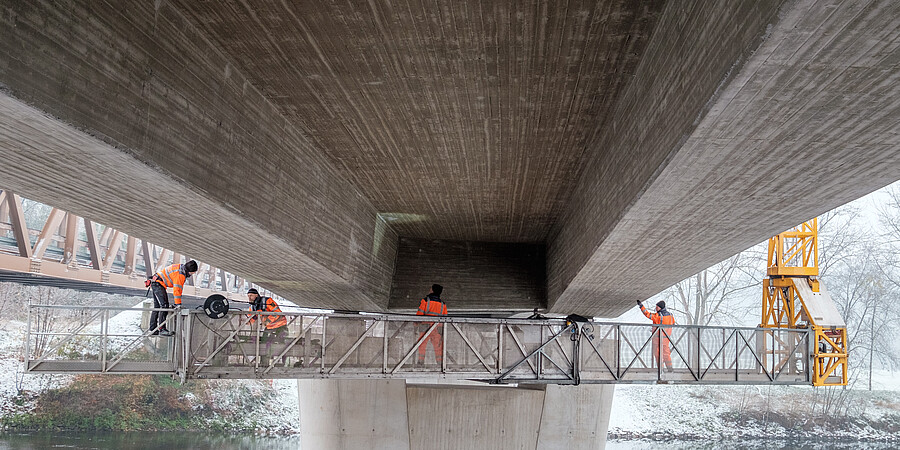 Mitarbeiter des RPS führen eine Brückenprüfung durch