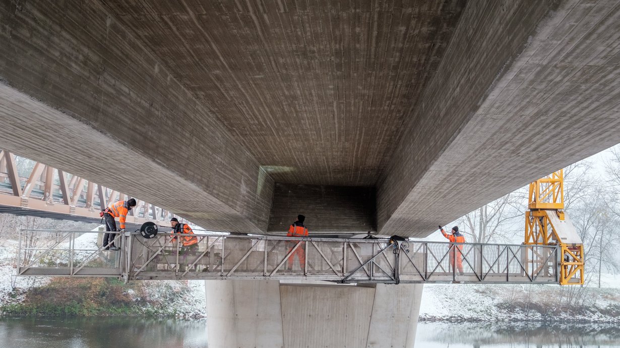 Mitarbeiter des RPS führen eine Brückenprüfung durch
