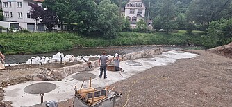Auf diesem Bild sehen Sie die Herstellung der Bohrschablonen für die Gründungspfähle der neuen Brücke