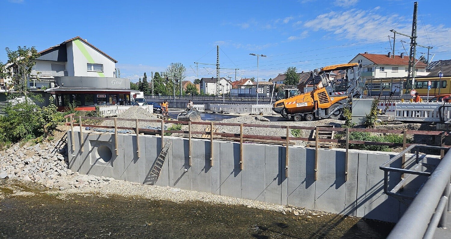 Auf diesem Bild sehen Sie die sanierte Hochwasserschutzmauer an der Pfinz in Söllingen