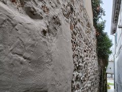 Gasse zwischen zwei Häusern