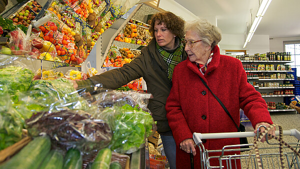 Alltagsbetreuerin mit älterer Dame beim Einkaufen