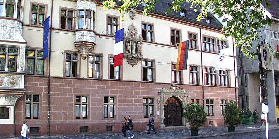 Zeigt das Dienstgebäude Basler Hof in der Kaiser-Joseph-Straße 167