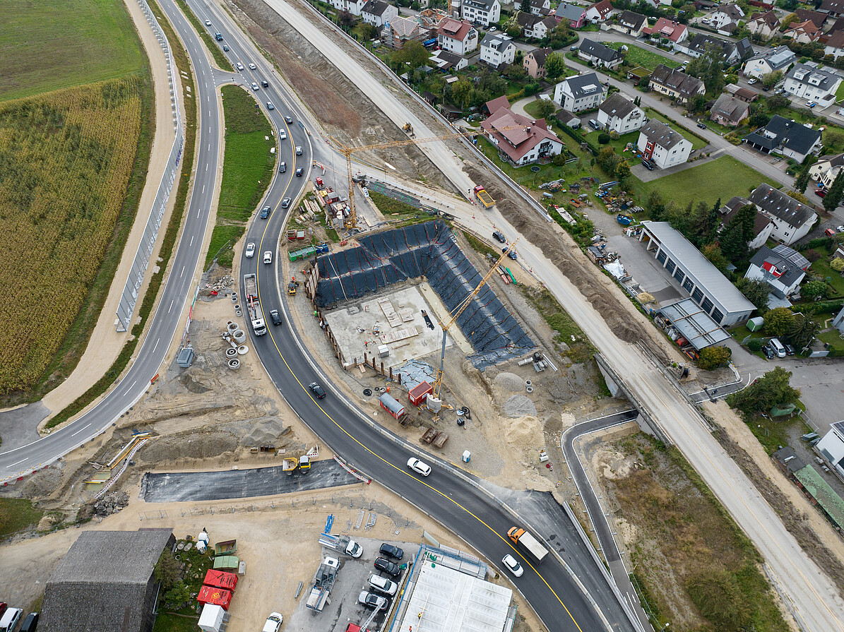 Luftbild der Baugrube für das unterirdische Betriebsgebäude