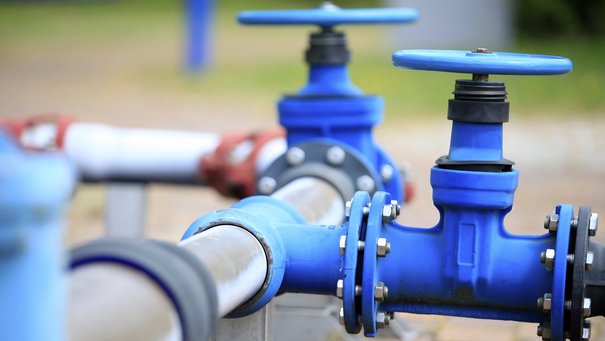 Eine blaue Hauptwasserleitung