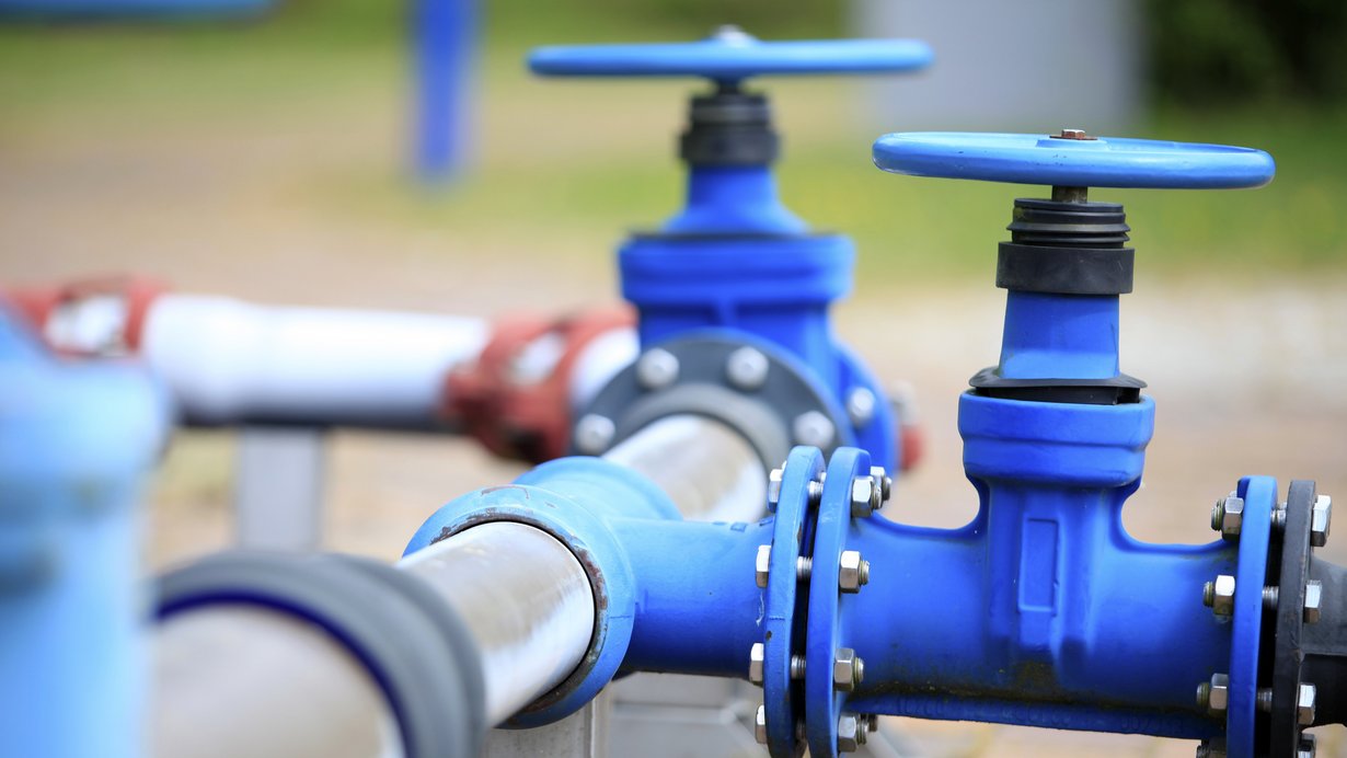 Eine blaue Hauptwasserleitung