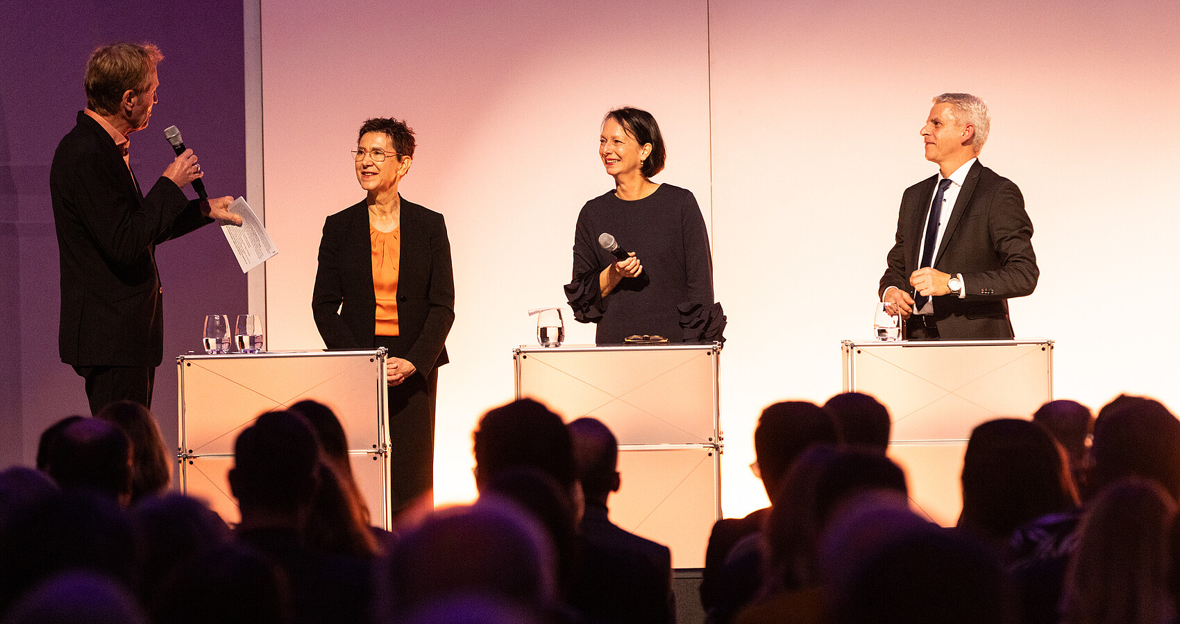 (von links) Moderator Markus Brock, Christina Nicolaus (Direktor des Design Centers Baden-Württemberg im Regierungspräsidium Stuttgart), Susanne Bay (Regierungspräsidentin) und Dr. Patrick Rapp MdL (Staatssekretär)