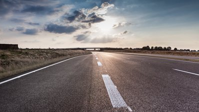 Blick auf eine Asphaltdecke