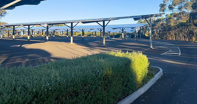 Bild zeigt einen Parkplatz, der überdacht ist mit Solar-Panels