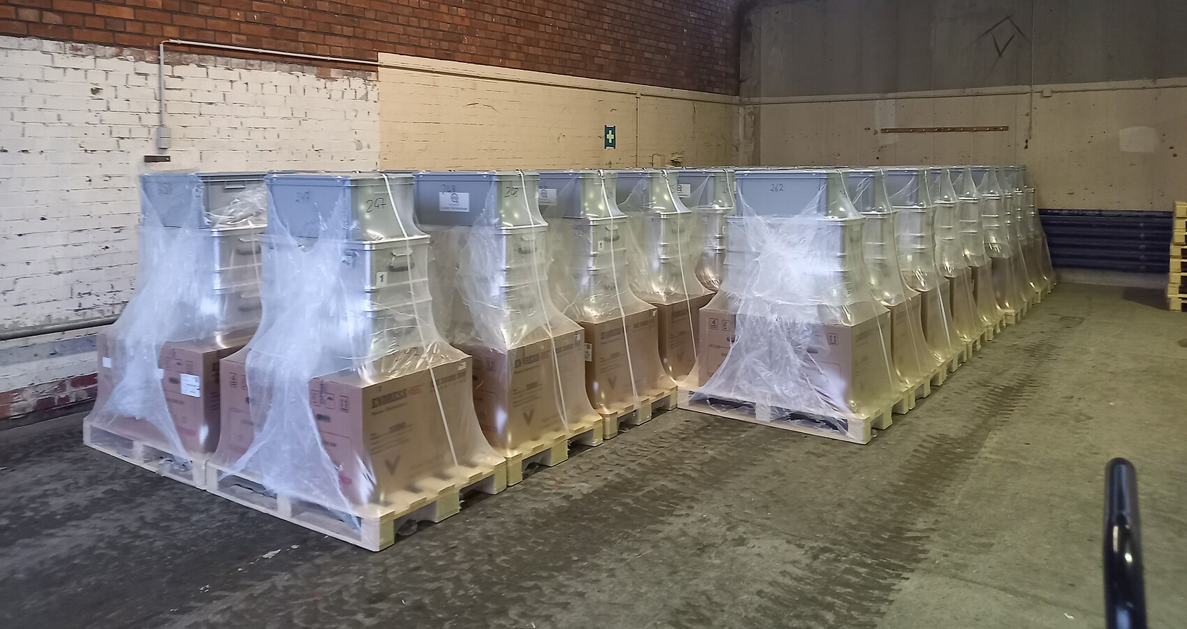 Das Foto zeigt verpackte Notfalltreffpunkt-Sets auf Paletten in einer Halle in Sigmaringen