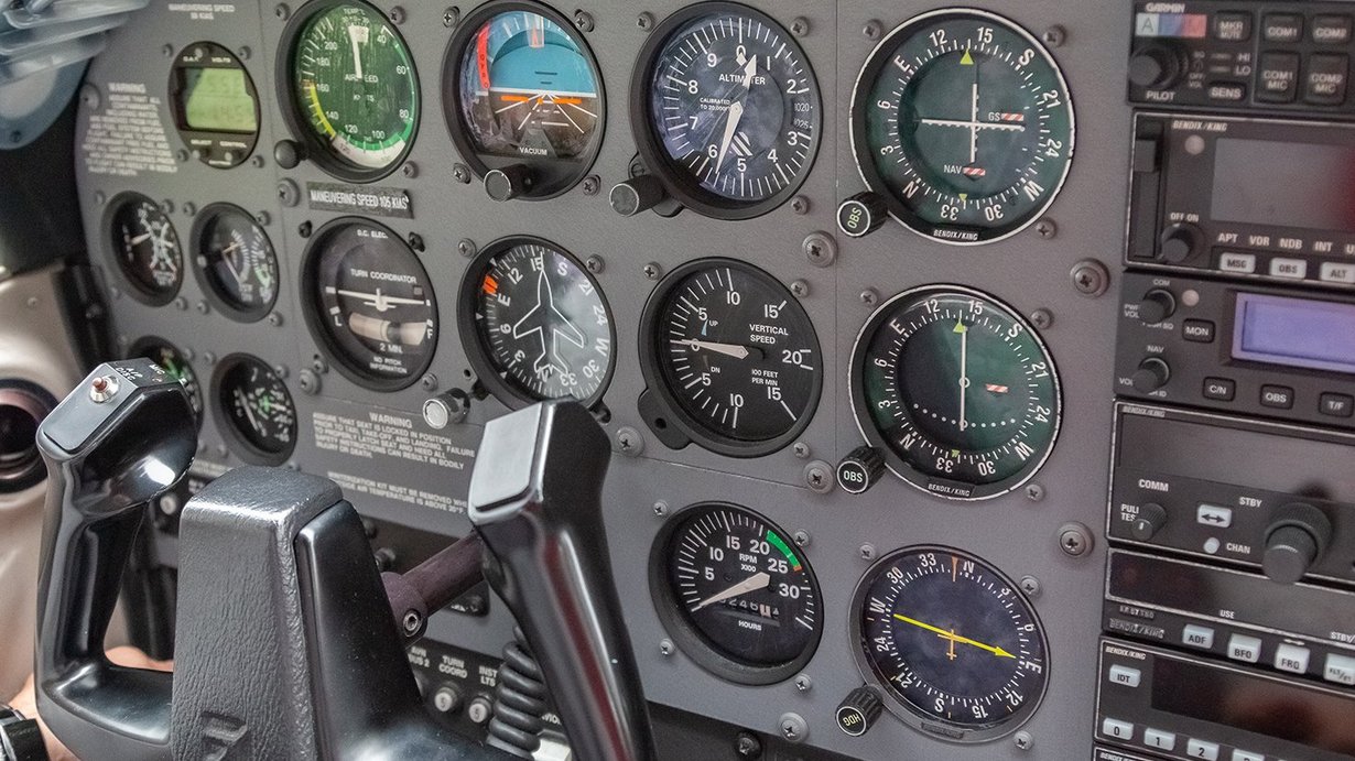 Bild zeigt Instrumententafel eines Motorflugzeugs