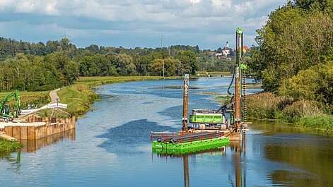Spundwandarbeiten vom Ponton aus, im Donaukanal für die Herstellung der Hilfsbrücke Im Hintergrund: Schloss Erbach (Donau)