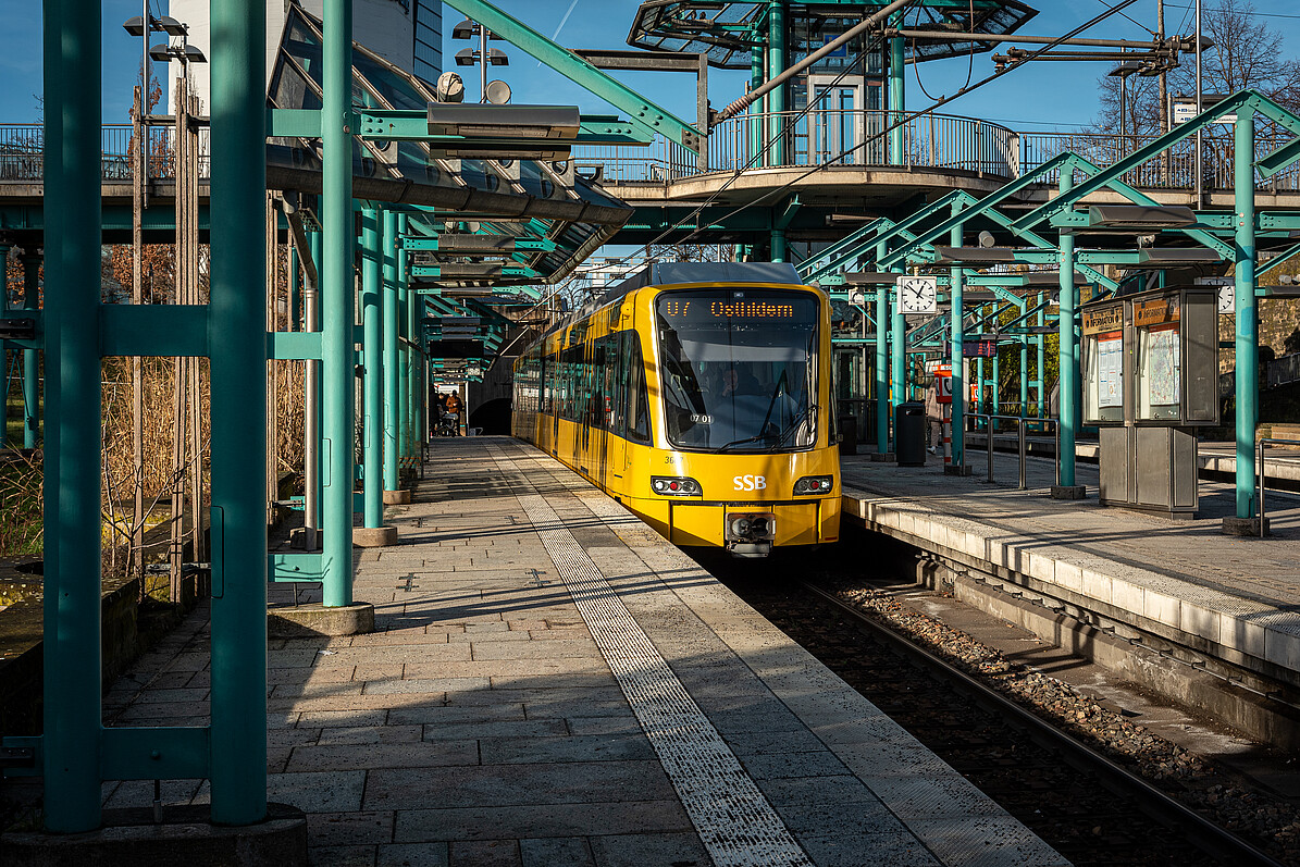 Bild zeigt eine Stadtbahn an der Haltestelle Pragsattel