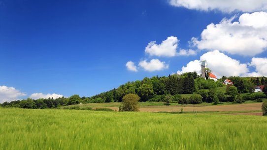 Blick auf den Berg Bussen in Oberschwaben, oben steht eine Kappele