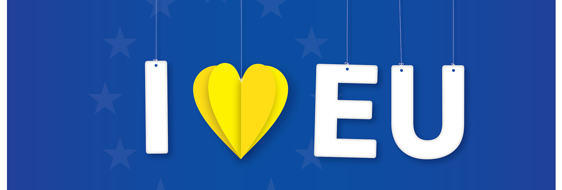 Auf blauem Hintergrund seht in weißen Buchstaben „I love EU“ wobei das love ein gelbes, aus Papier gefaltetes Herz ist. 