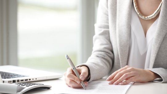 Frau füllt einen Antrag aus