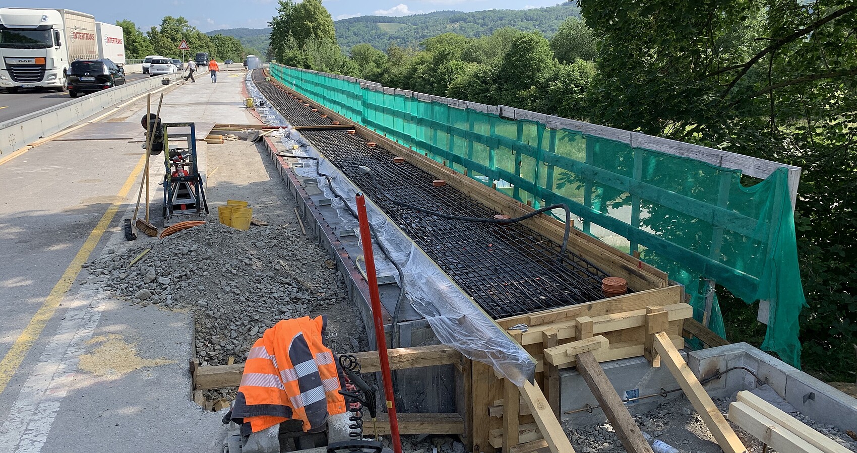 Baustelle auf der Weschnitzbrücke mit halbseitigem Verkehr; Bewehrung der Gehwegkappe auf der Weschnitzbrücke