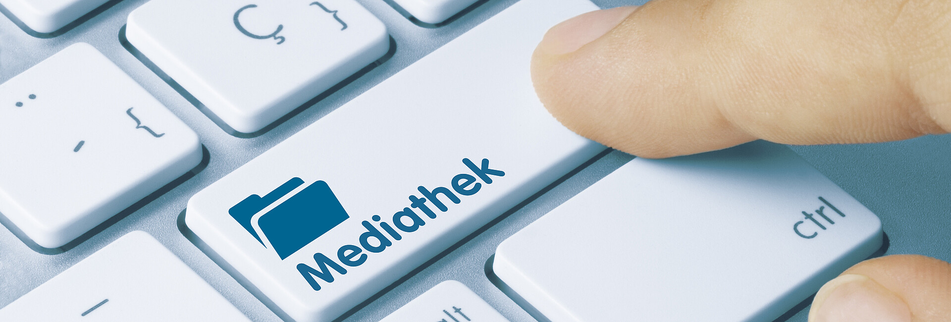Tastatur - eine Taste ist beschriftet mit dem Schriftzug "Mediathek"