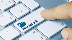 Tastatur - eine Taste ist beschriftet mit dem Schriftzug "Mediathek"