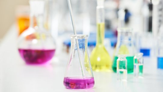 Bild zeigt Glasbehälter in einem pharmazeutischen Labor