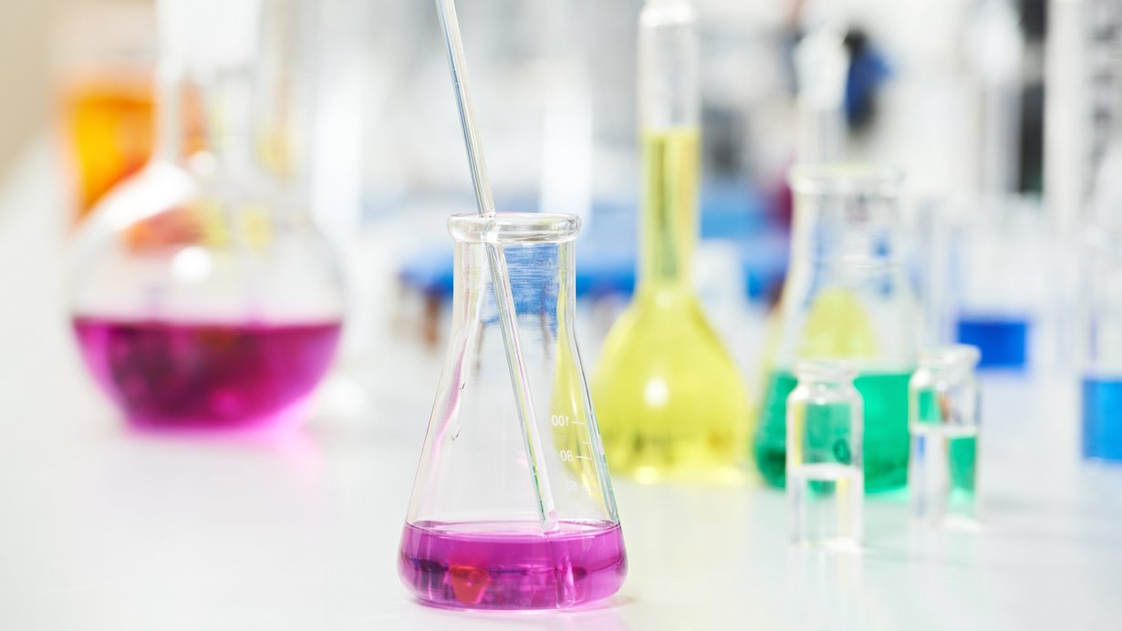 Bild zeigt Glasbehälter in einem pharmazeutischen Labor