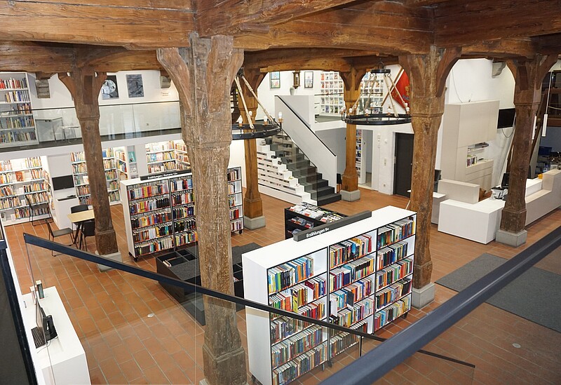 Blick von der Galerie ins Erdgeschoss mit Verbuchung und Kinderbereich in der Stadtbücherei im Kornhaus Wangen im Allgäu