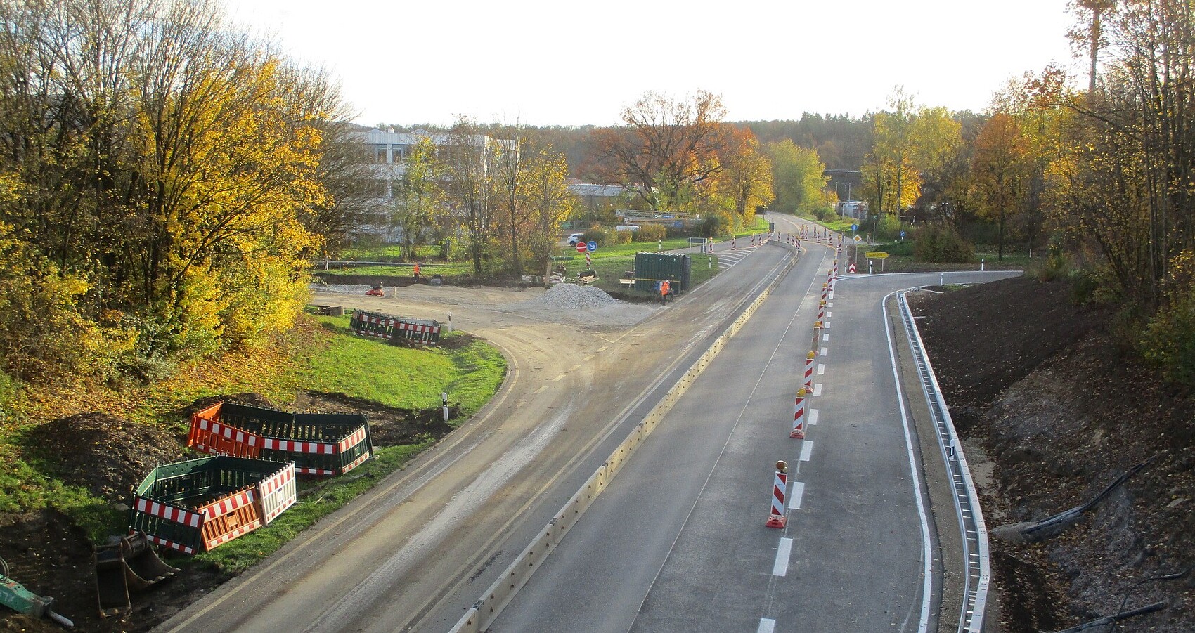 Man blickt auf die Baustelle B 312 in Blickrichtung Reutlingen; Leitbaken mit Licht; links Sträucher und ein Gebäude; 