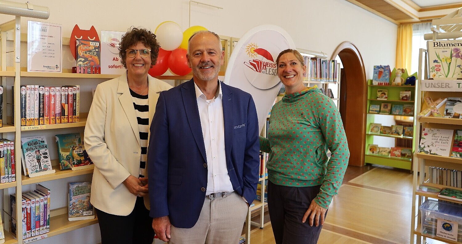 Auf diesem Bild sehen Sie v.l.n.r.: Regierungspräsidentin Sylvia M. Felder, Bürgermeister Wolfgang Fahrner und Autorin Stefanie Höfler 