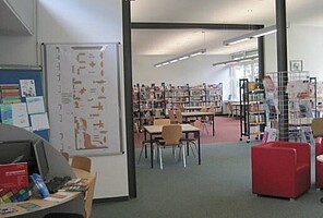PC-Arbeitsplätze und Sitzplätze in der Gemeindebücherei im Bildungszentrum Bodnegg
