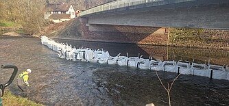 Auf diesem Bild sehen Sie die Errichtung des Fangedamms mithilfe von Big-Bags
