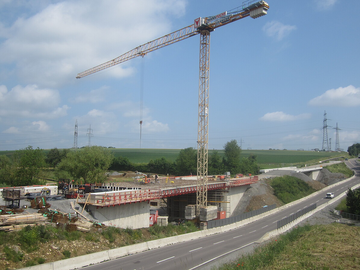 Kran auf einer Brückenbaustelle