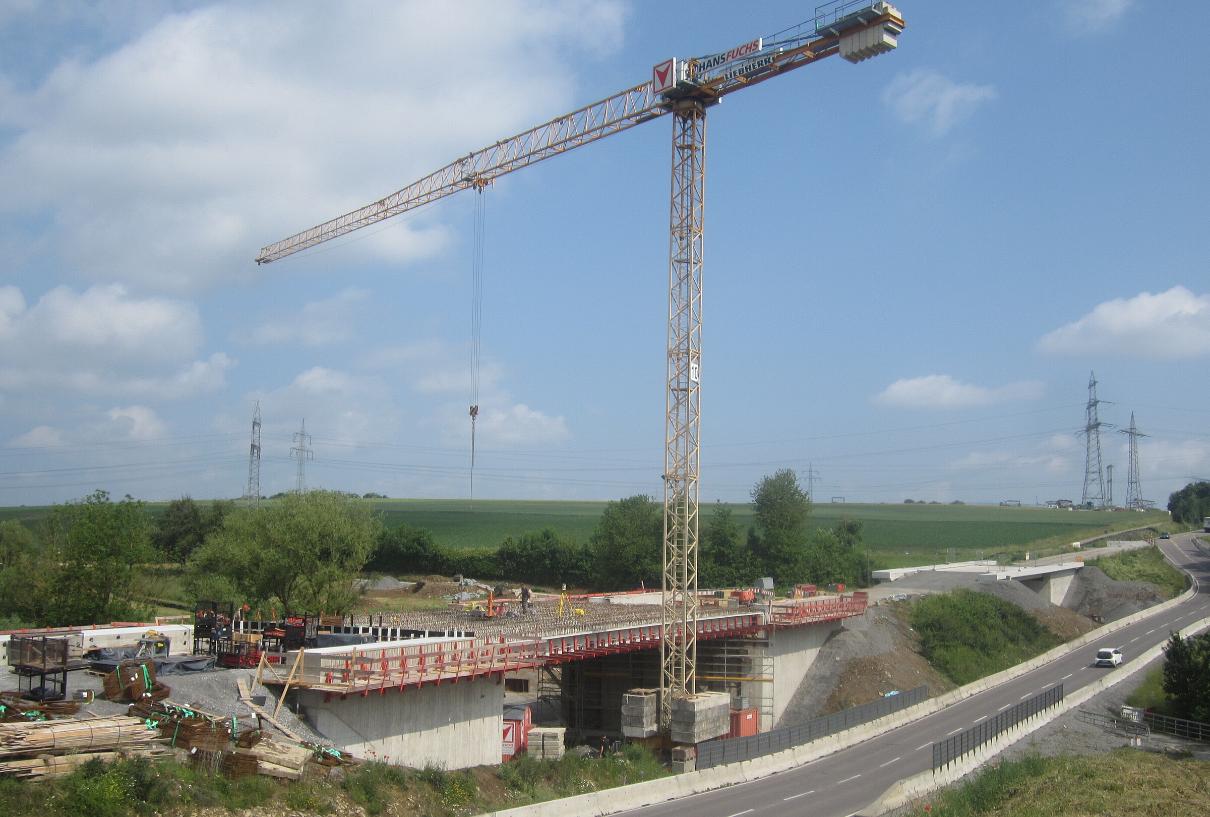 Kupferbrücke im Bau Kran auf einer Brückenbaustelle