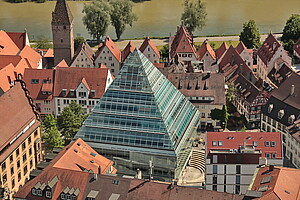 Blick von oben auf die Glaspyramide/Zentralbibliothek Ulm in der Stadtmitte, entworfen von dem Architekten Gottfried Böhm, Köln