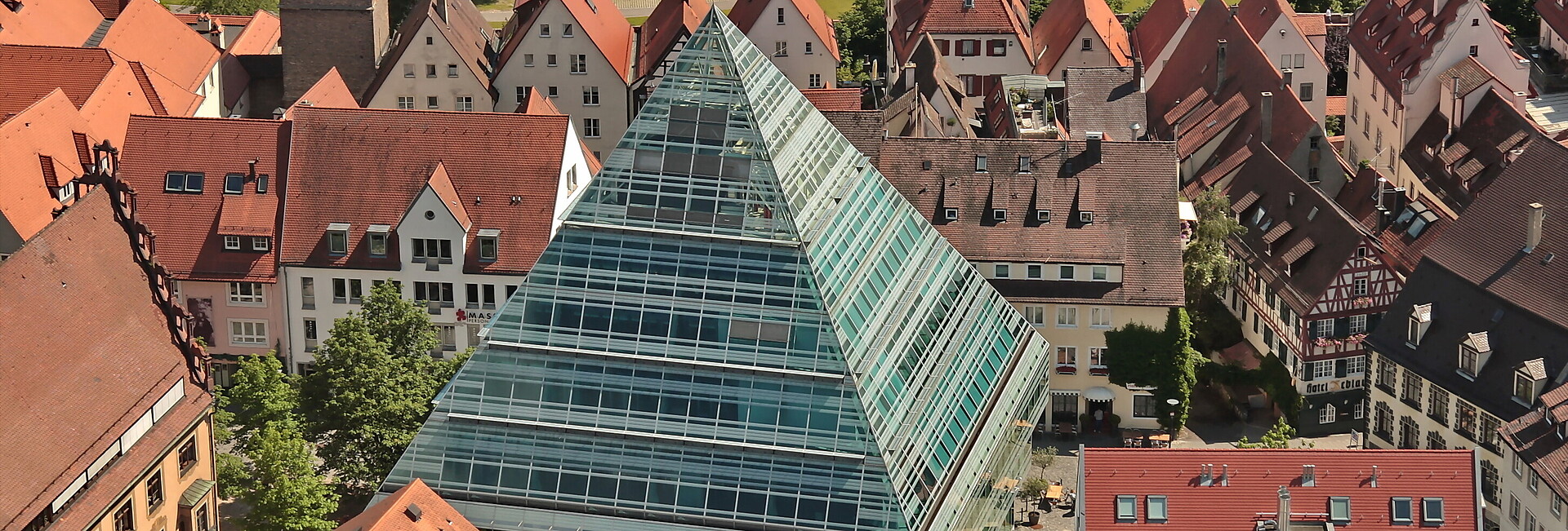 Blick von oben auf die Glaspyramide/Zentralbibliothek Ulm in der Stadtmitte, entworfen von dem Architekten Gottfried Böhm, Köln