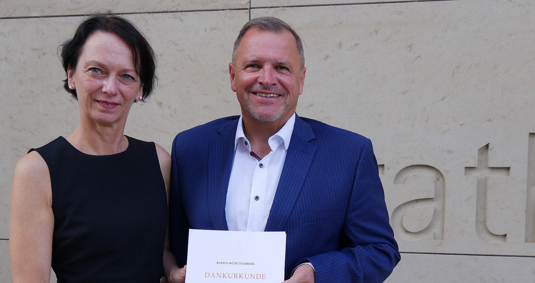  Regierungspräsidentin Susanne Bay übergibt Eppingens Oberbürgermeister Klaus Holaschke die Urkunde zum 40-jährigen Dienstjubiläum im Öffentlichen Dienst