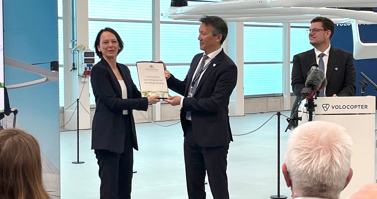 Regierungspräsidentin Susanne Bay übergibt Volocopter CEO Dirk Hoke die luftrechtliche Genehmigung und Betriebsgestattung