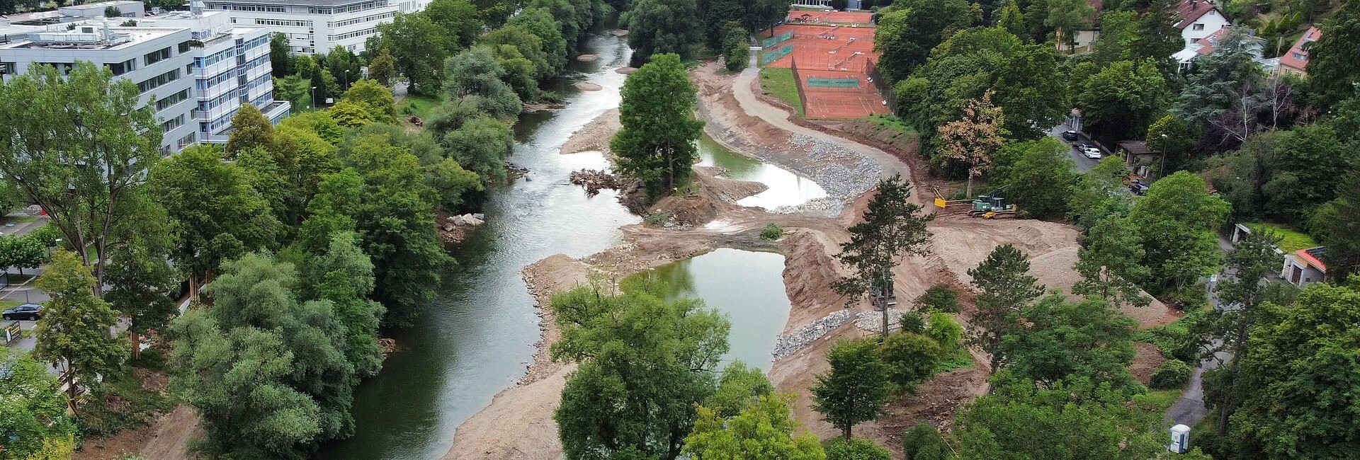 Blick auf die Baustelle mit dem Neckar