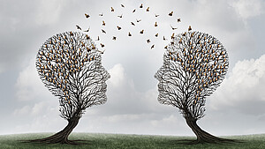 Symbolbild Kommunikation; zwei Baumshilouetten mit der gestalt eines gesichtes schauen sich an, dazwischen fliegen Vögel hin und her
