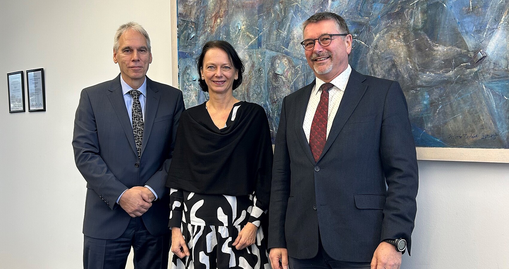 Regierungspräsidentin Susanne Bay mit Dr. Ulrich Dura (links) und Dr. Kurt Mezger