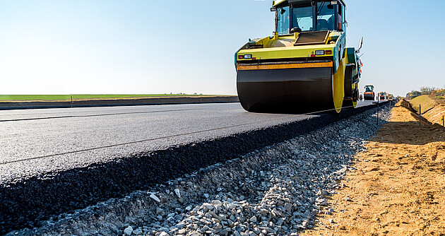 Eine neue Straße wird geteert
