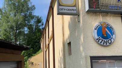 Vordere Hausansicht mit Hofeinfahrt